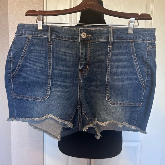 Torrid Patch Pocket Denim Blue Jean Shorts‎ Size 16 - Picture 1 of 5